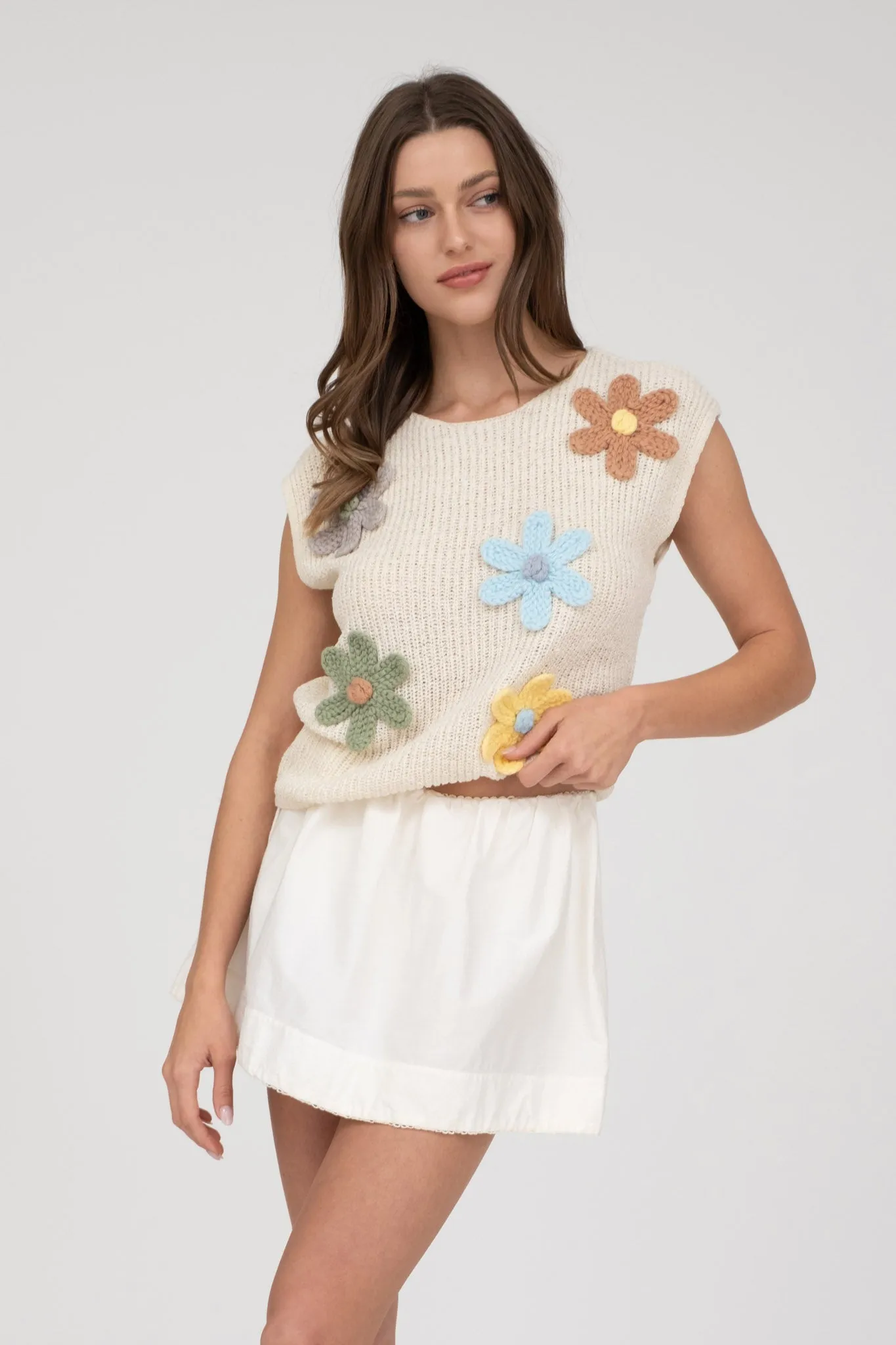 CROCHET FLOWER DETAIL SLEEVELESS PULLOVER (PRE-ORDER)