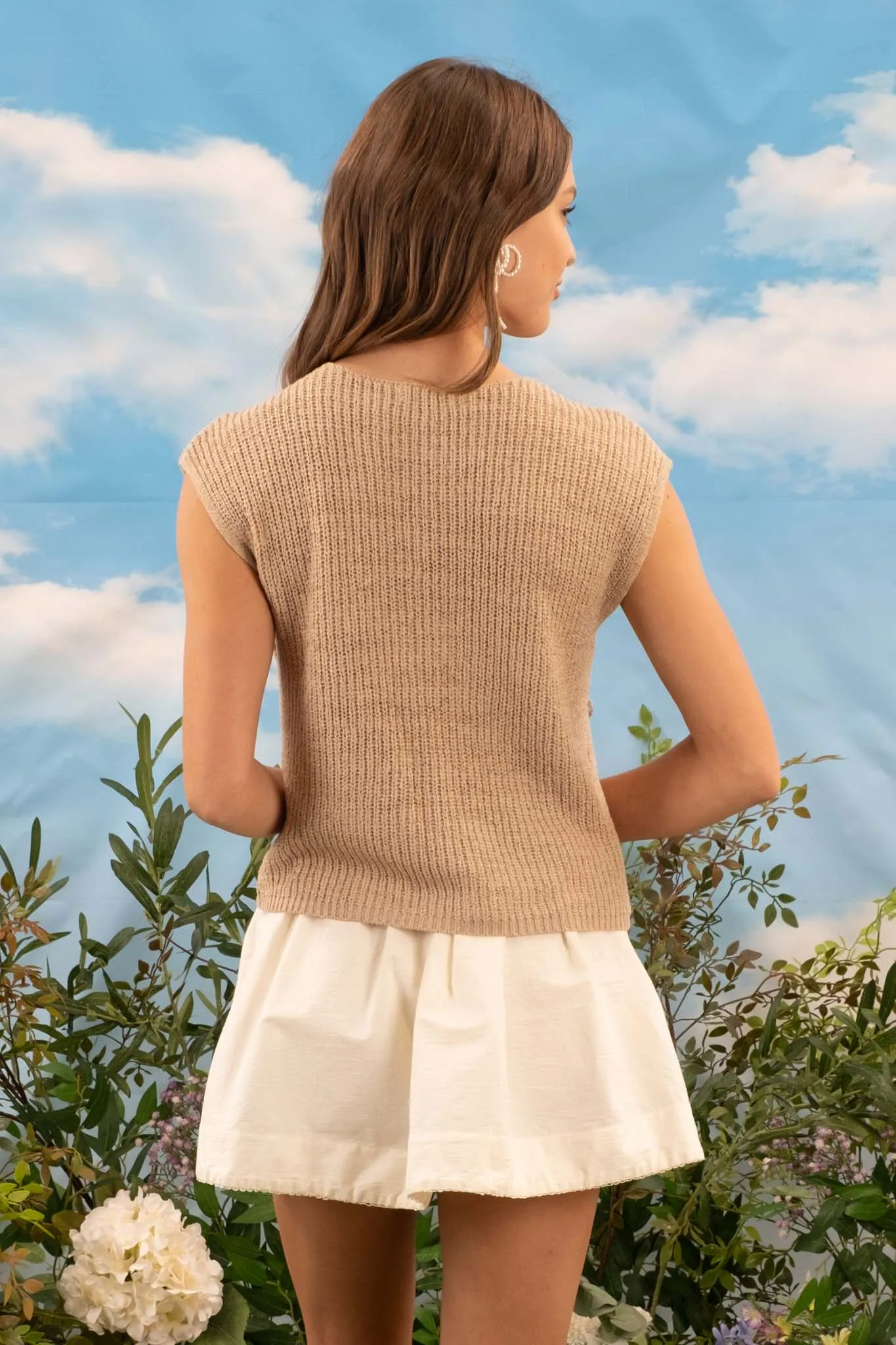 CROCHET FLOWER DETAIL SLEEVELESS PULLOVER (PRE-ORDER)