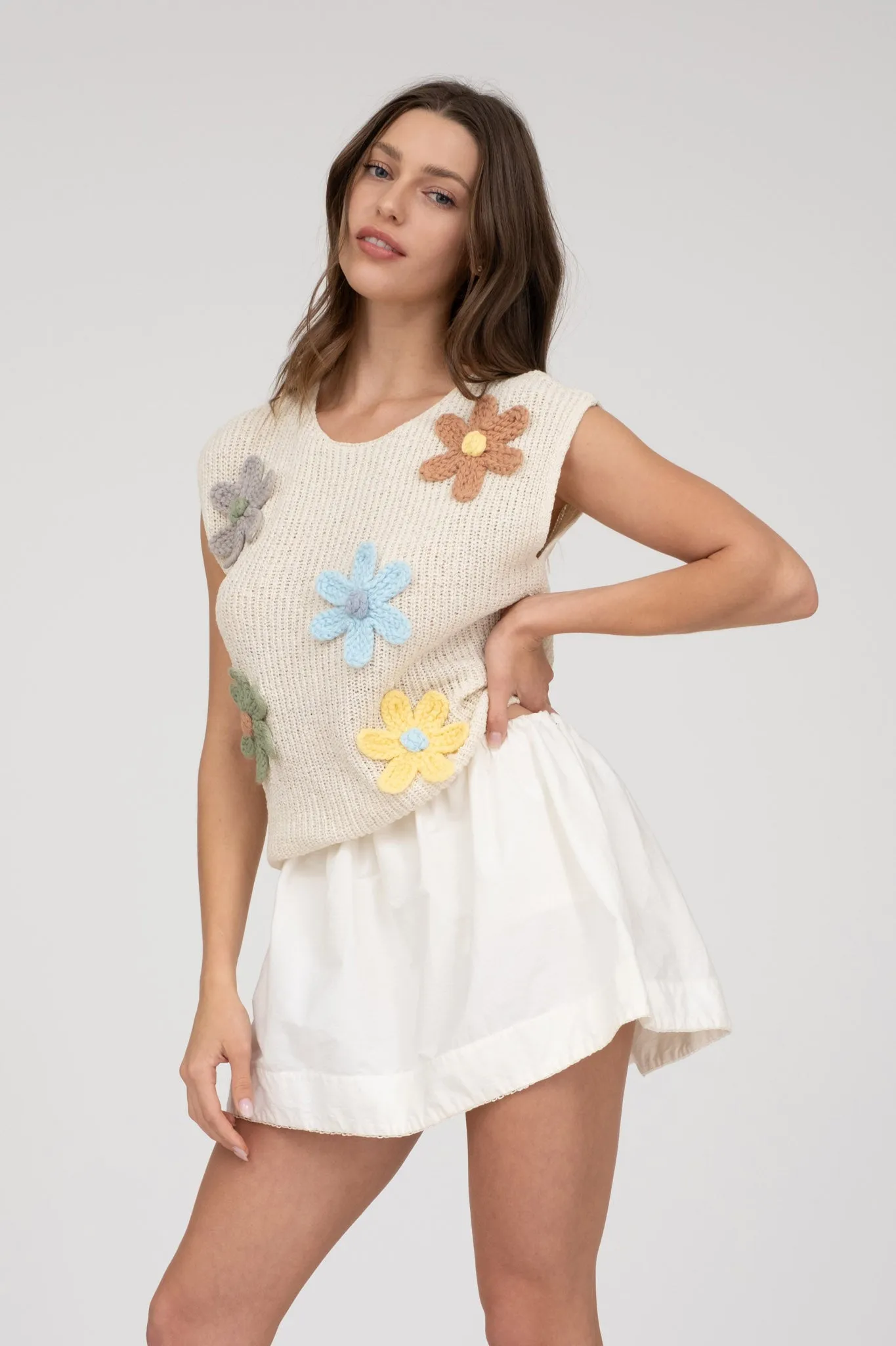 CROCHET FLOWER DETAIL SLEEVELESS PULLOVER (PRE-ORDER)