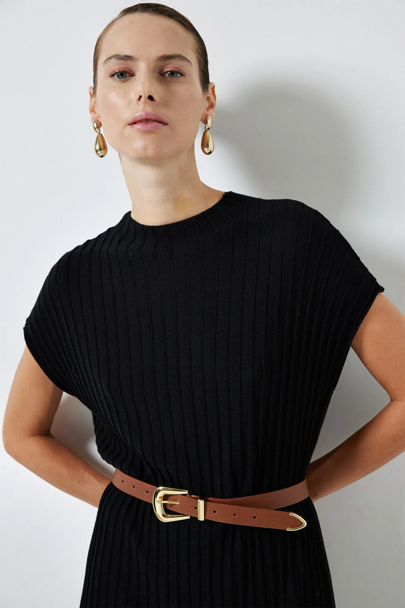 SLEEVELESS KNITWEAR DRESS